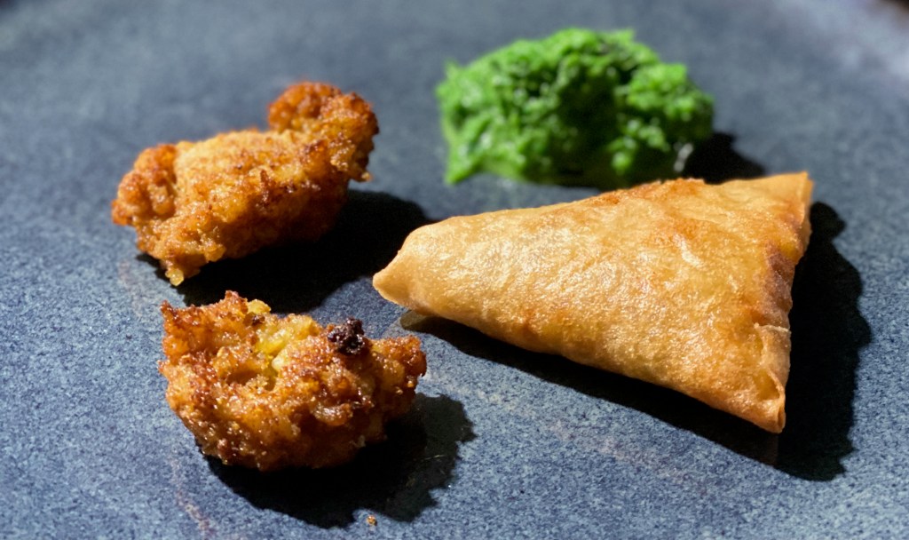Golden samosa with bhaji and green chutney